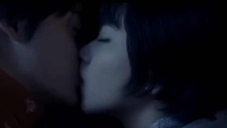 神尾楓珠と小松奈々のキスシーン画像