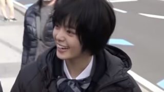 笑顔を見せる平手友梨奈