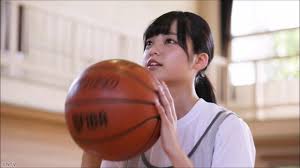 バスケットボールをする平手友理奈