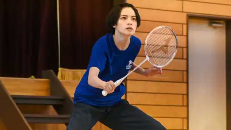 バトミントンをする平手友梨奈